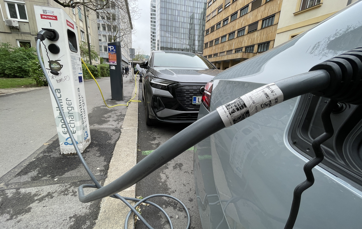 parkiranje polnilnica | Moški je iz avtomobila želel iztrgati električni polnilni kabel. | Foto Gregor Pavšič