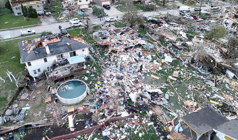 V divjanju tornadov umrlo pet ljudi #video